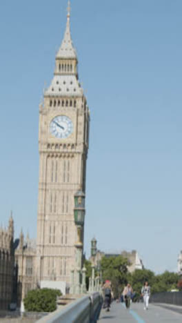 Vertical-Video-Of-Tower-Of-And-Clock-Of-Big-Ben-From-Westminster-Bridge